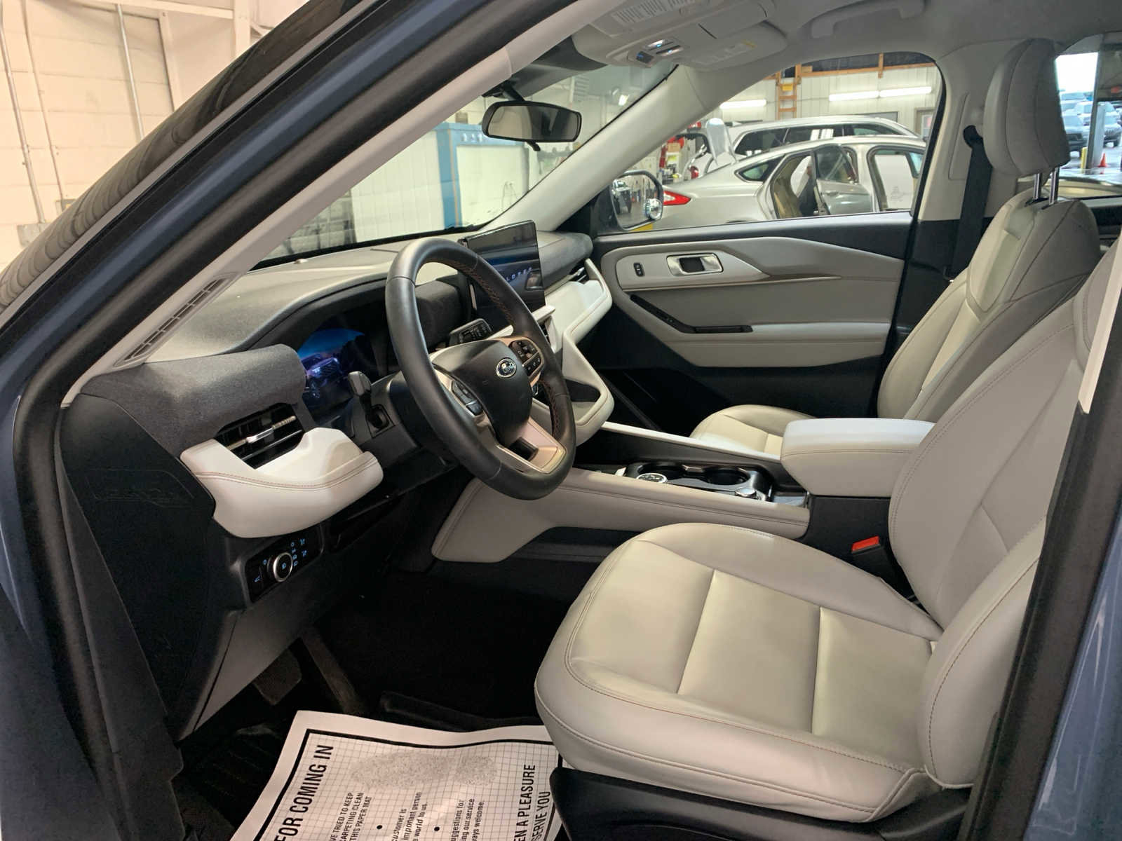 Used 2025 Ford Explorer Active w/ Active Comfort Package image 8