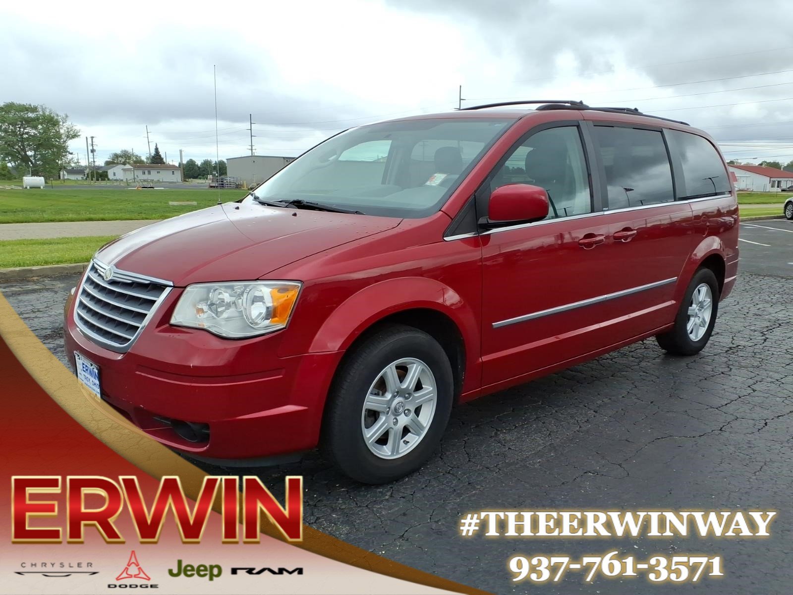 Used 2010 Chrysler Town & Country Touring FWD image 3