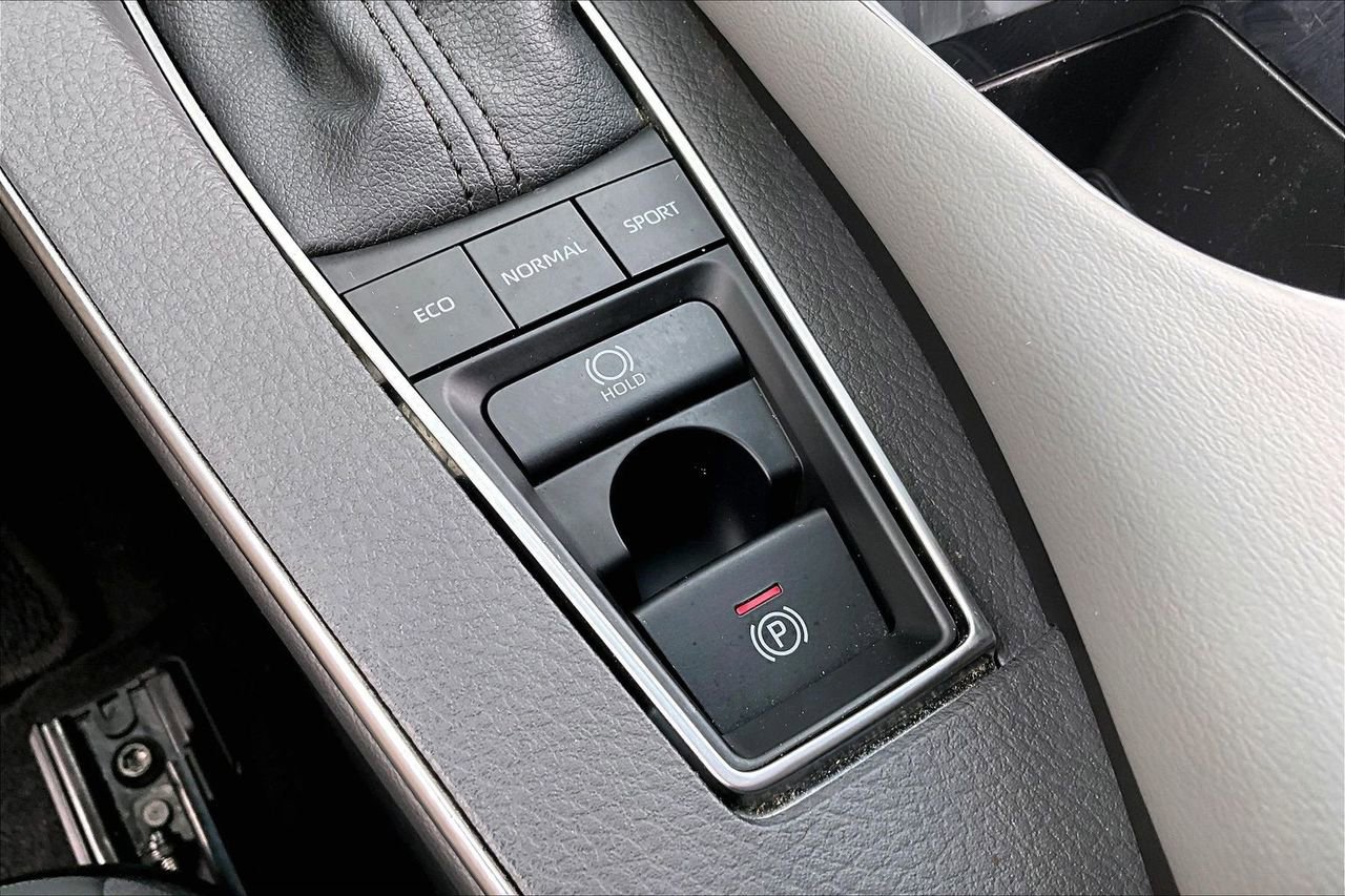 Used 2021 Toyota Avalon XLE w/ Moonroof Package FWD image 25