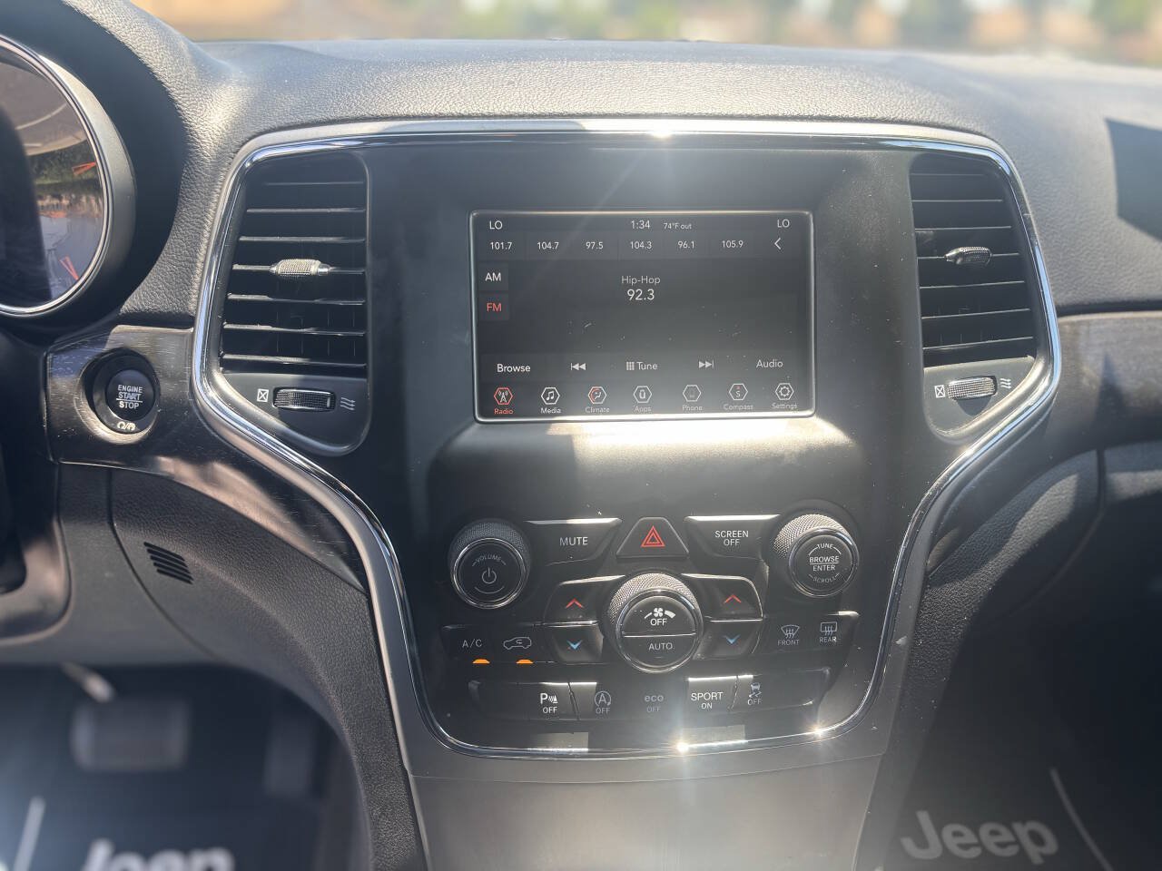 Used 2018 Jeep Grand Cherokee Laredo AWD/4WD image 14