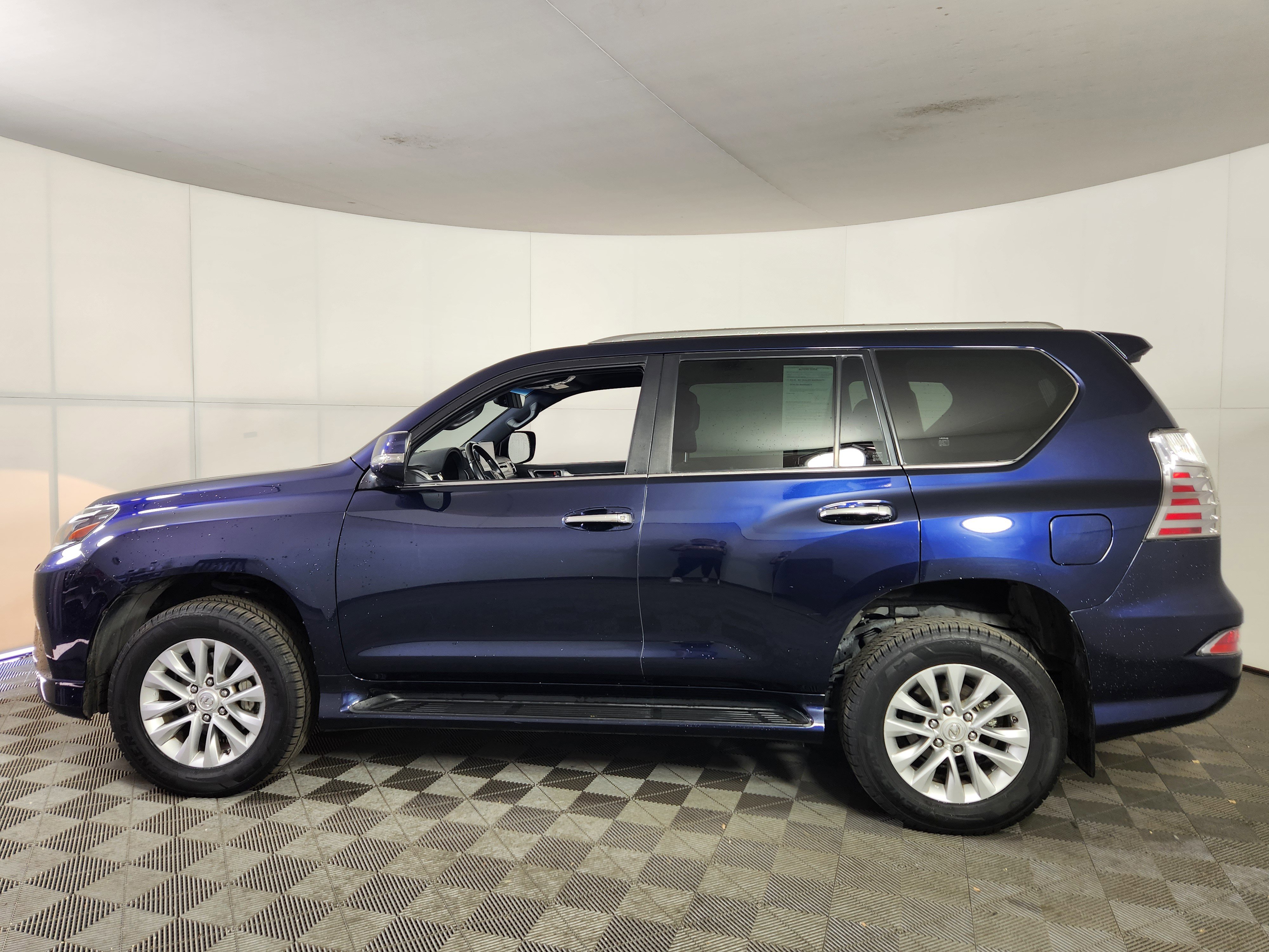 Used 2022 Lexus GX 460 Premium w/ Premium Package image 4