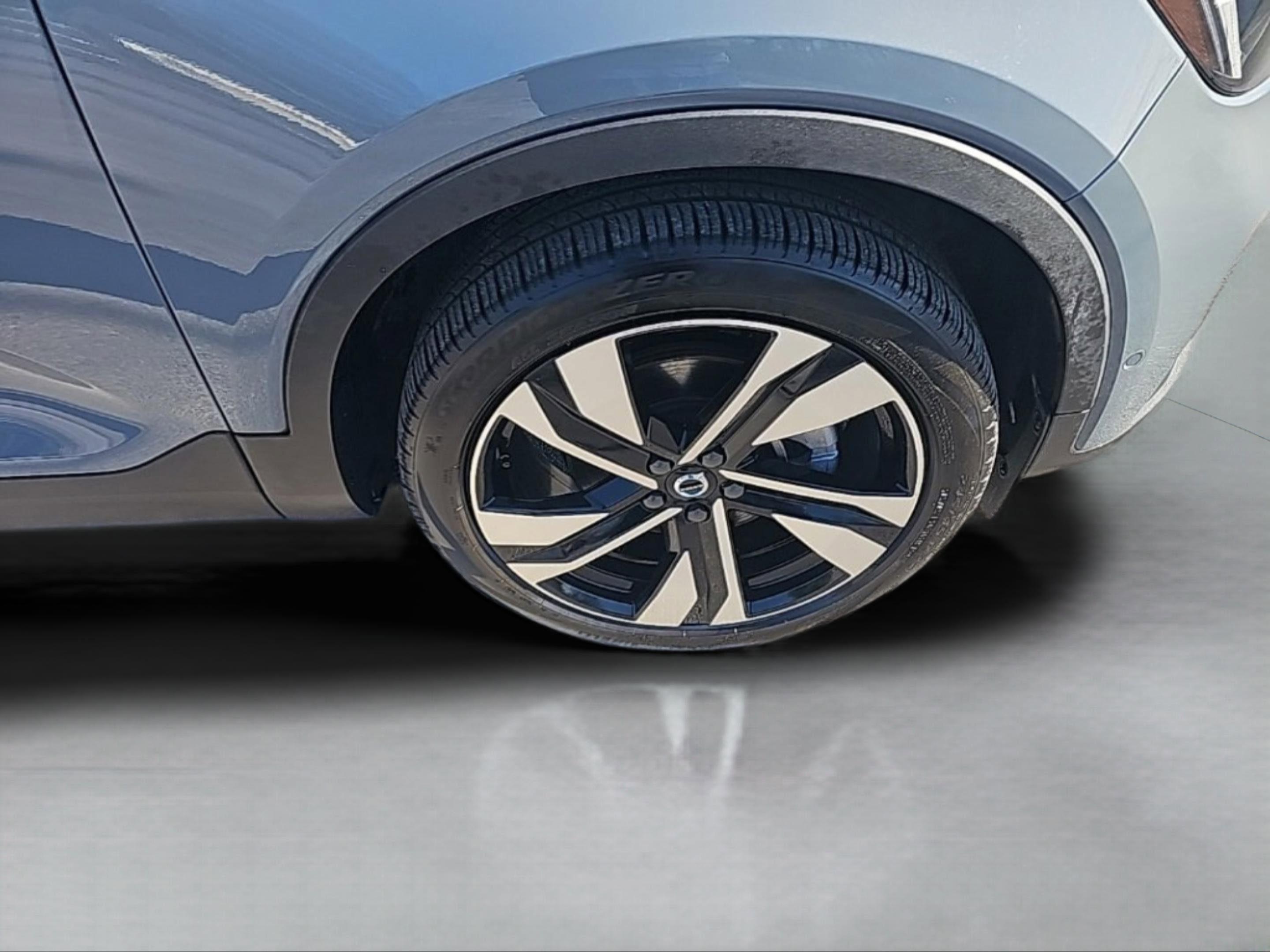 Used 2023 Volvo XC40 B5 Plus w/ Protection Package Premier image 15