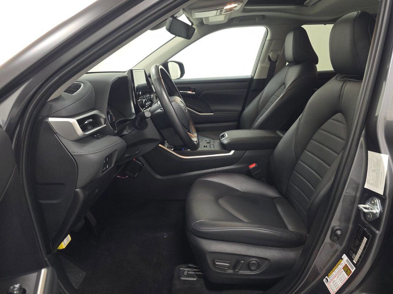 Used 2024 Toyota Highlander XLE image 7