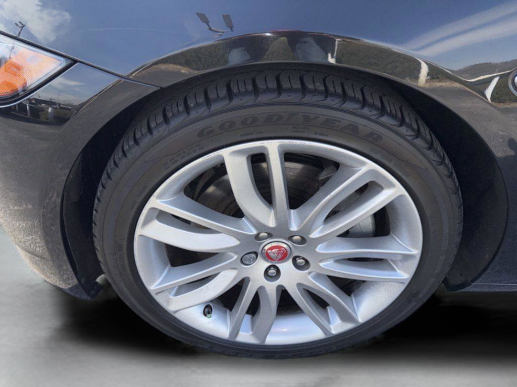 Used 2022 Jaguar XF SE image 41