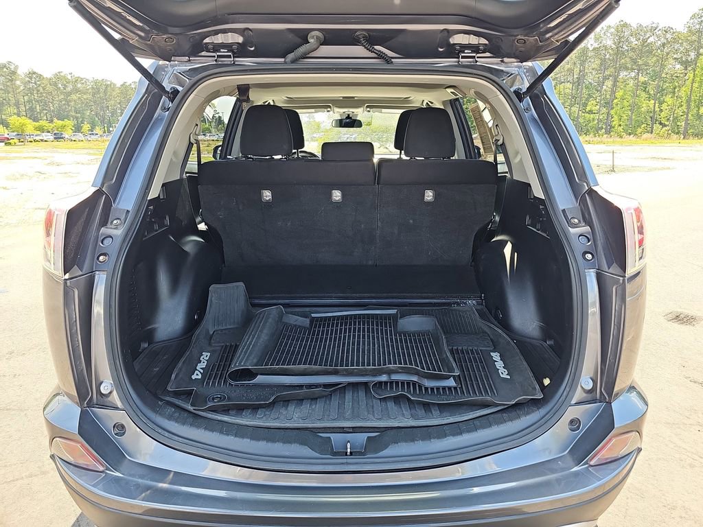 Used 2018 Toyota RAV4 XLE AWD/4WD image 16