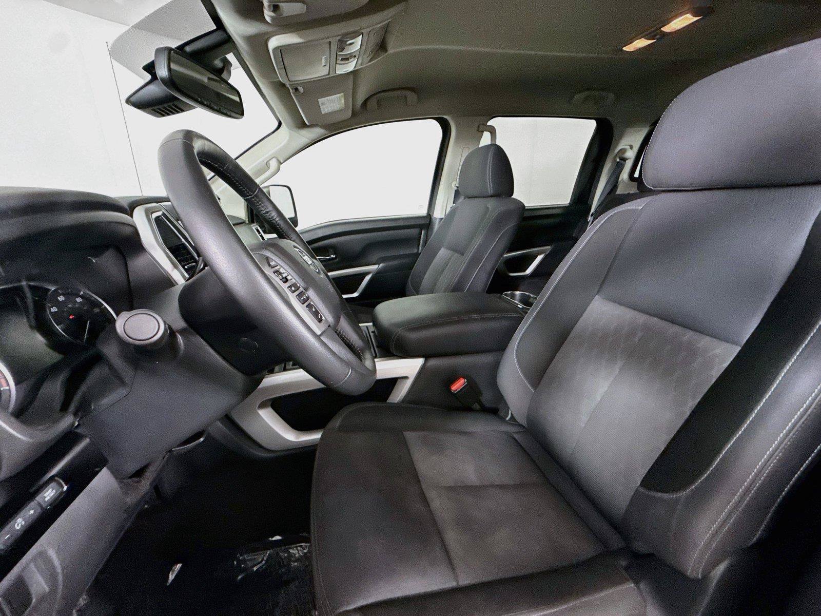Used 2021 Nissan Titan SV w/ SV Convenience Package RWD image 3
