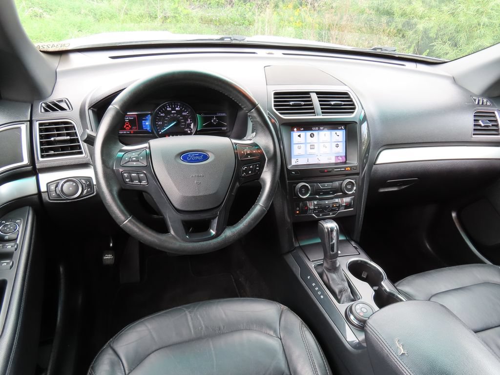 Used 2017 Ford Explorer XLT w/ Equipment Group 202A AWD/4WD image 4