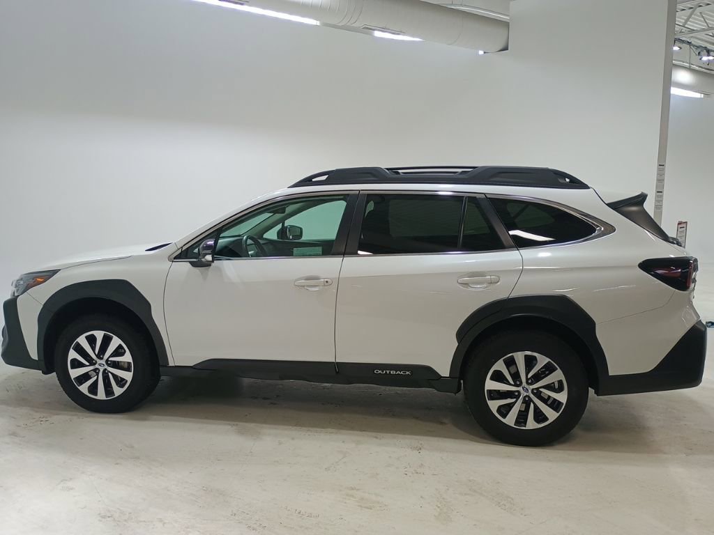 Used 2025 Subaru Outback Premium image 4
