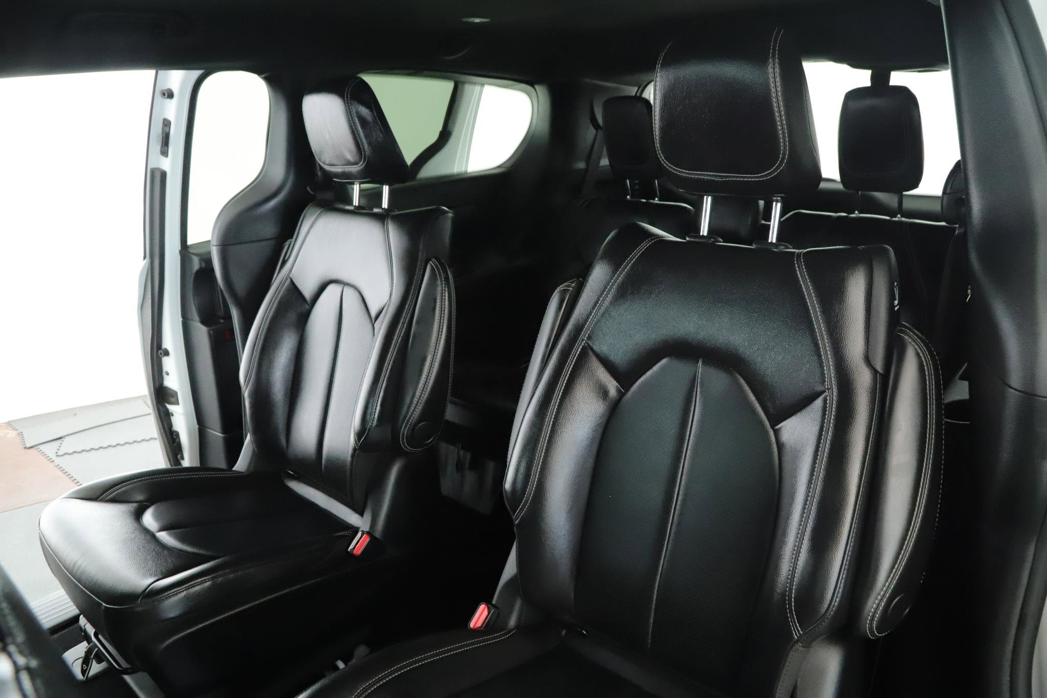 Used 2022 Chrysler Pacifica Touring-L w/ S Appearance Package image 5