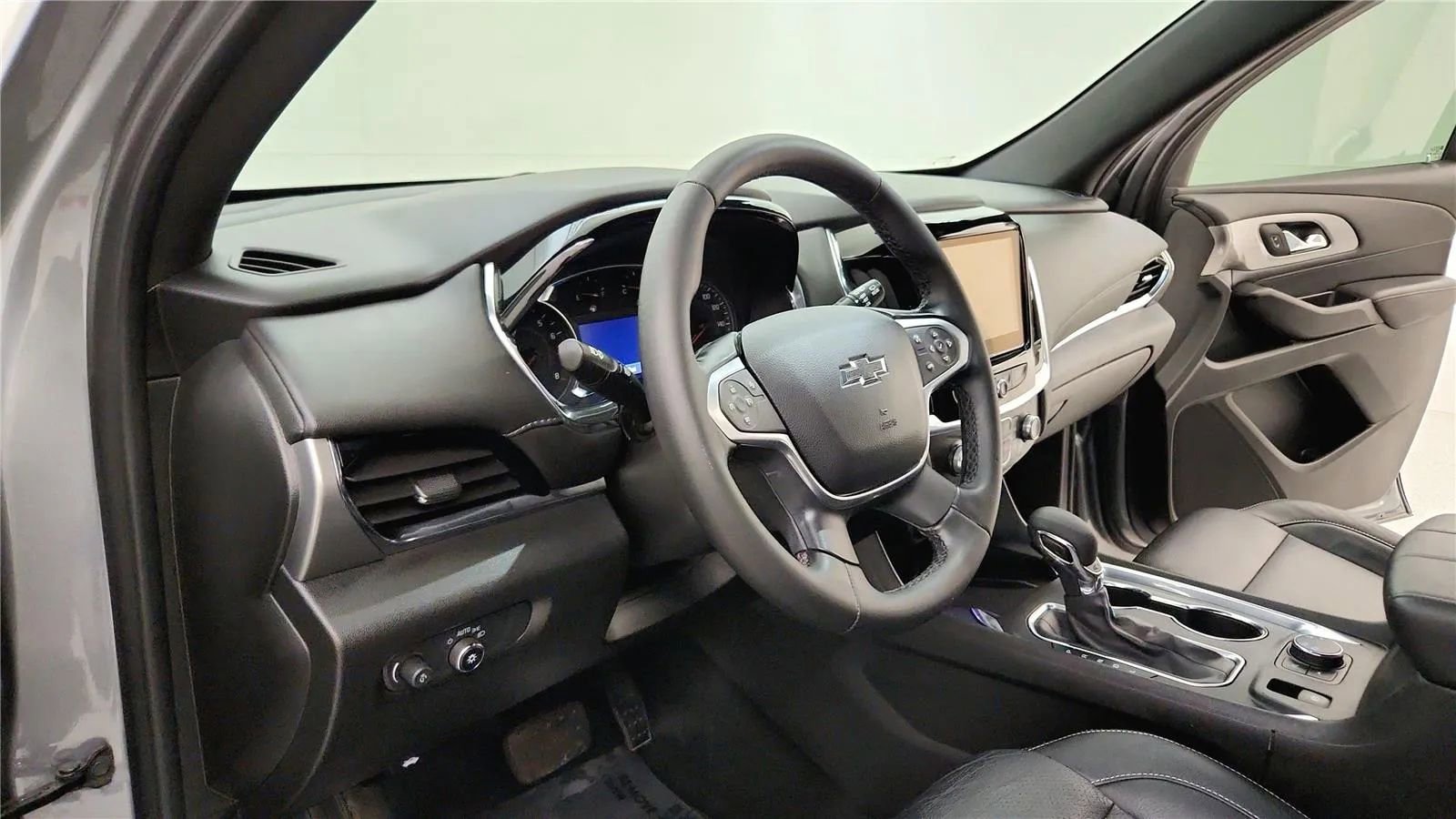 Used 2023 Chevrolet Traverse LT w/ Midnight/Sport Edition image 23