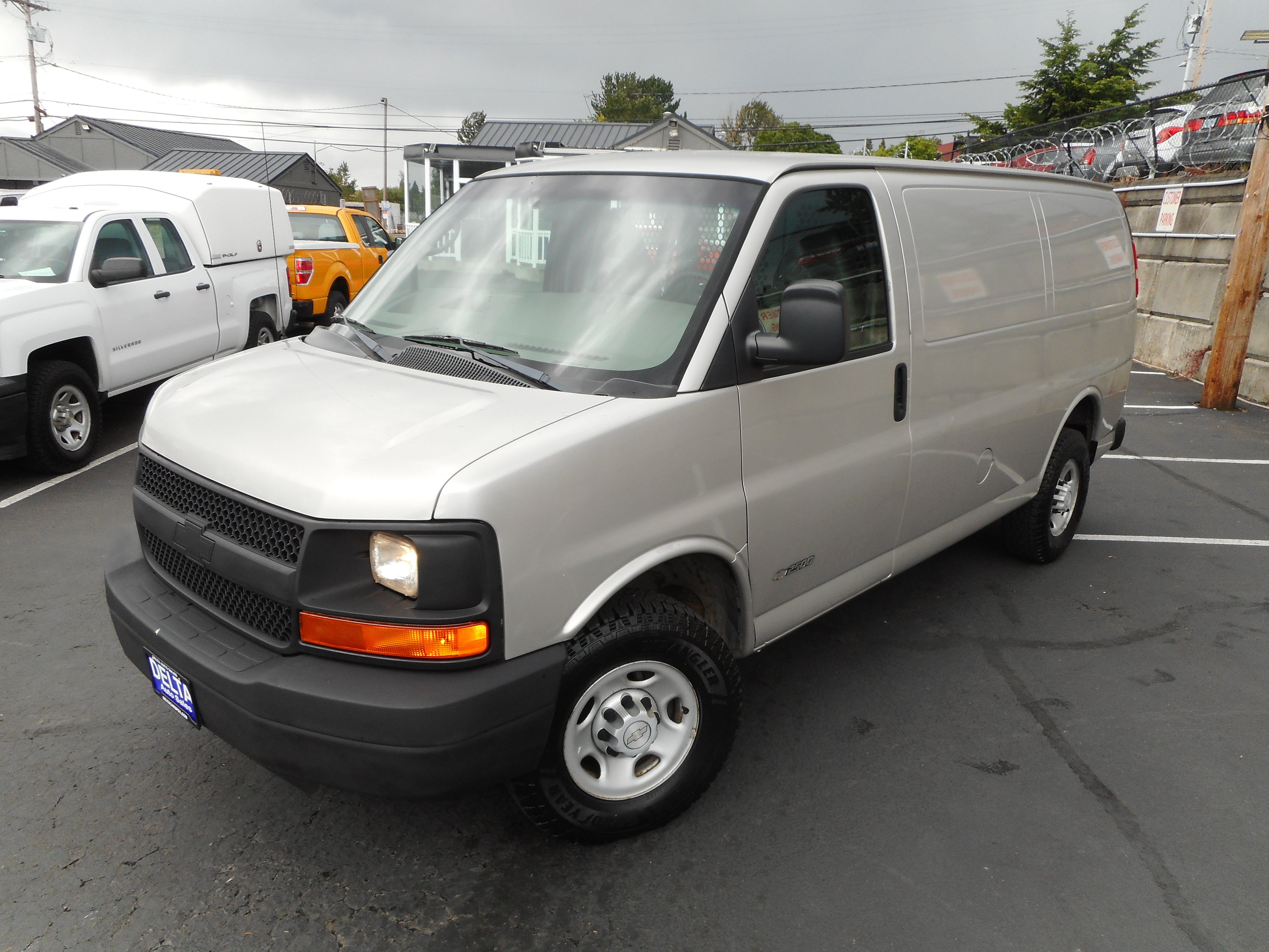 Used 2006 Chevrolet Express 2500 w/ Power and Light Package RWD image 2