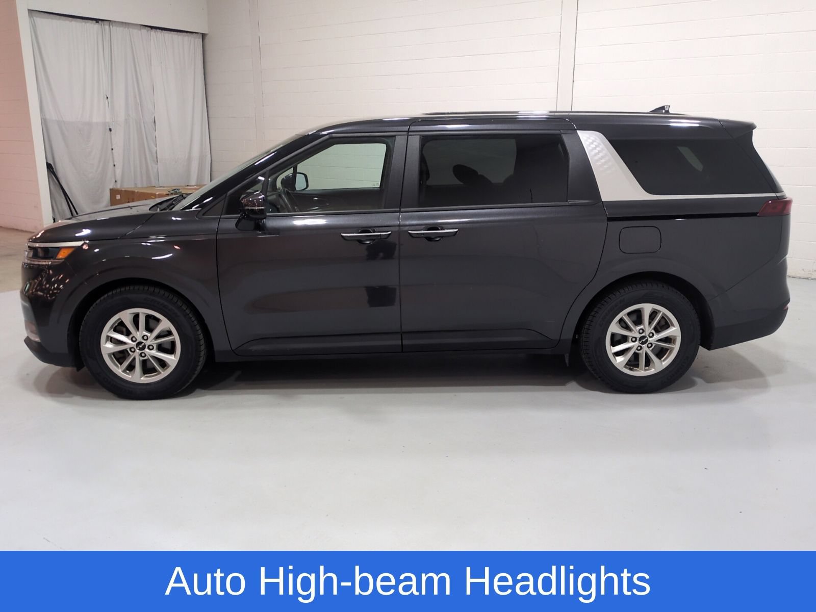 Certified 2024 Kia Carnival LX FWD image 6