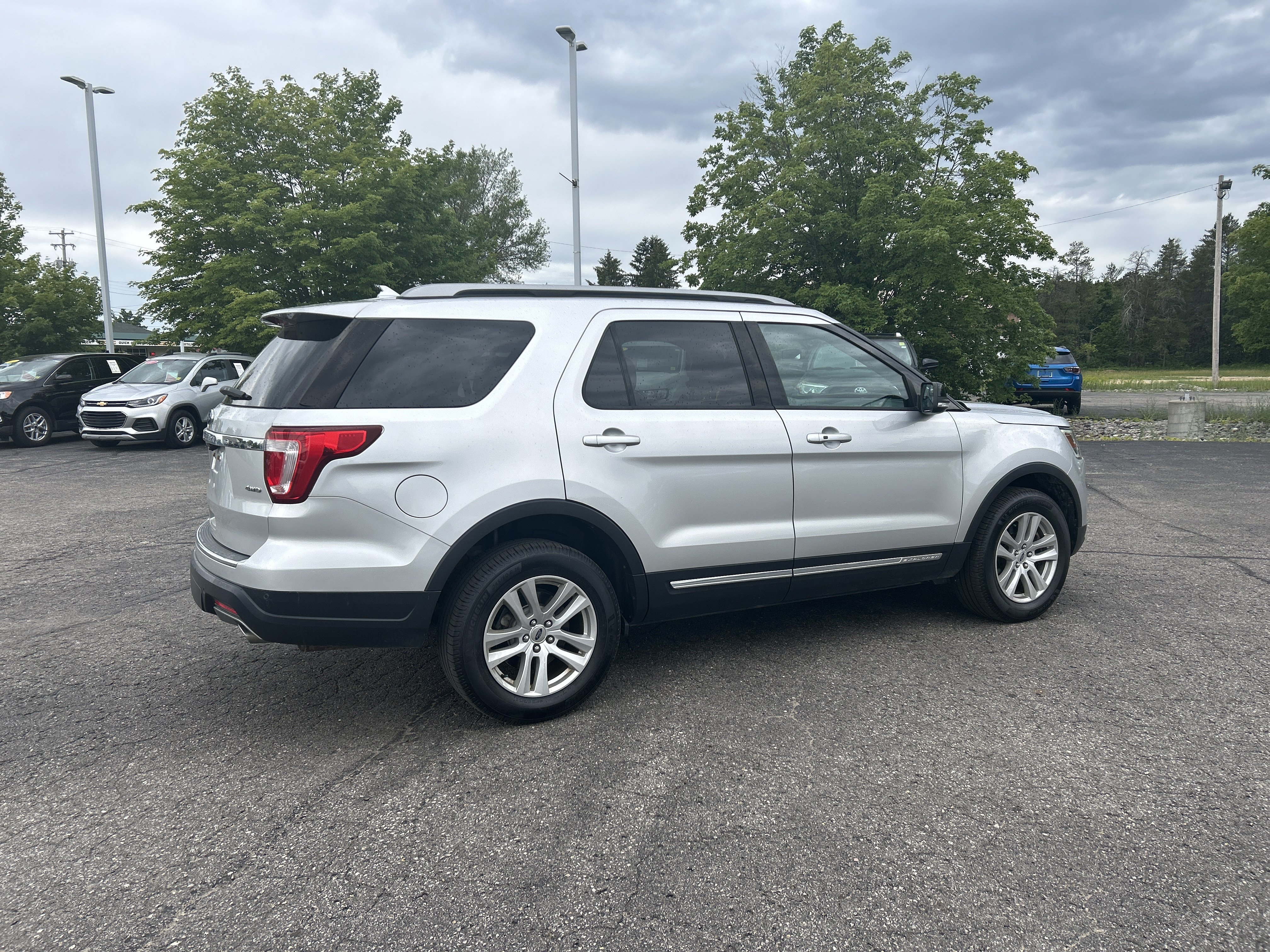 Used 2018 Ford Explorer XLT w/ Equipment Group 202A AWD/4WD image 4