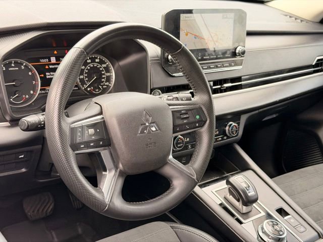 Used 2024 Mitsubishi Outlander AWD image 16