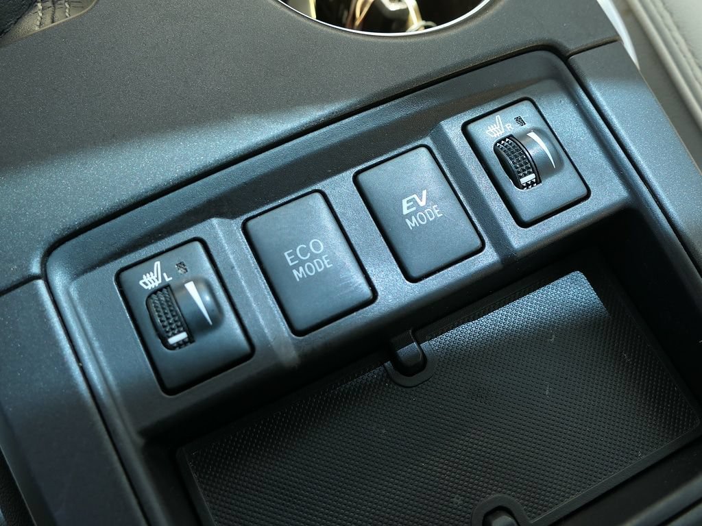 Used 2017 Toyota Camry XLE w/ Moonroof Package FWD image 23