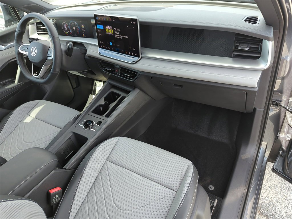 New 2025 Volkswagen Tiguan SE R-Line image 19