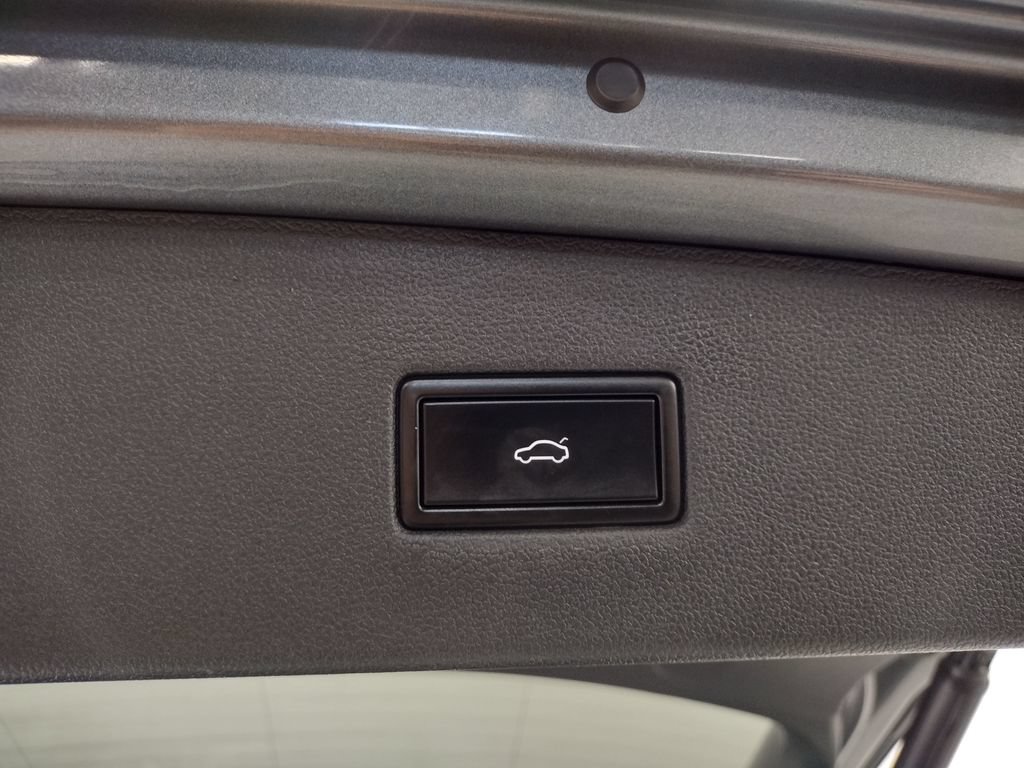 Used 2018 Volkswagen Tiguan SEL AWD/4WD image 17