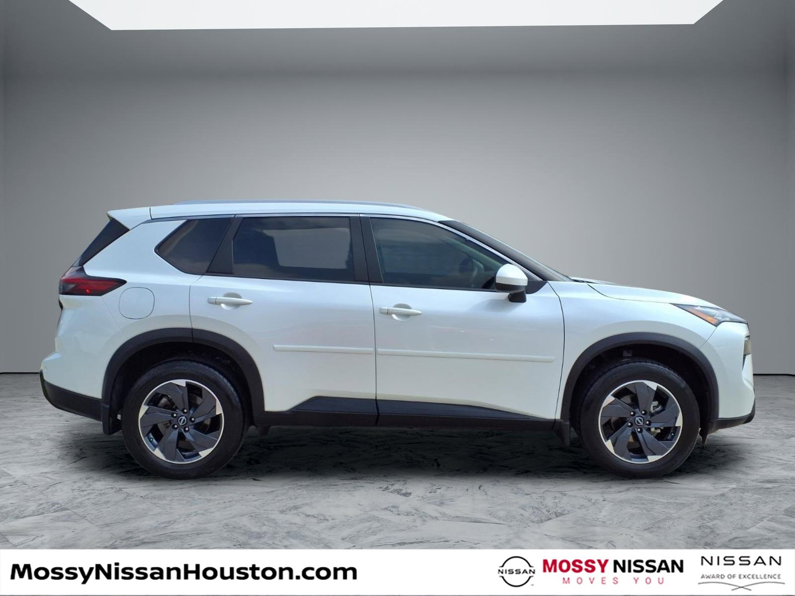 Used 2024 Nissan Rogue SV w/ SV Premium Package image 8