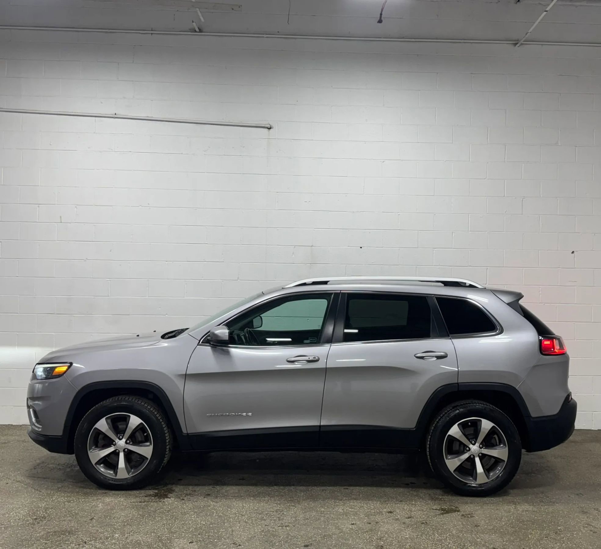 Used 2019 Jeep Cherokee Limited image 6