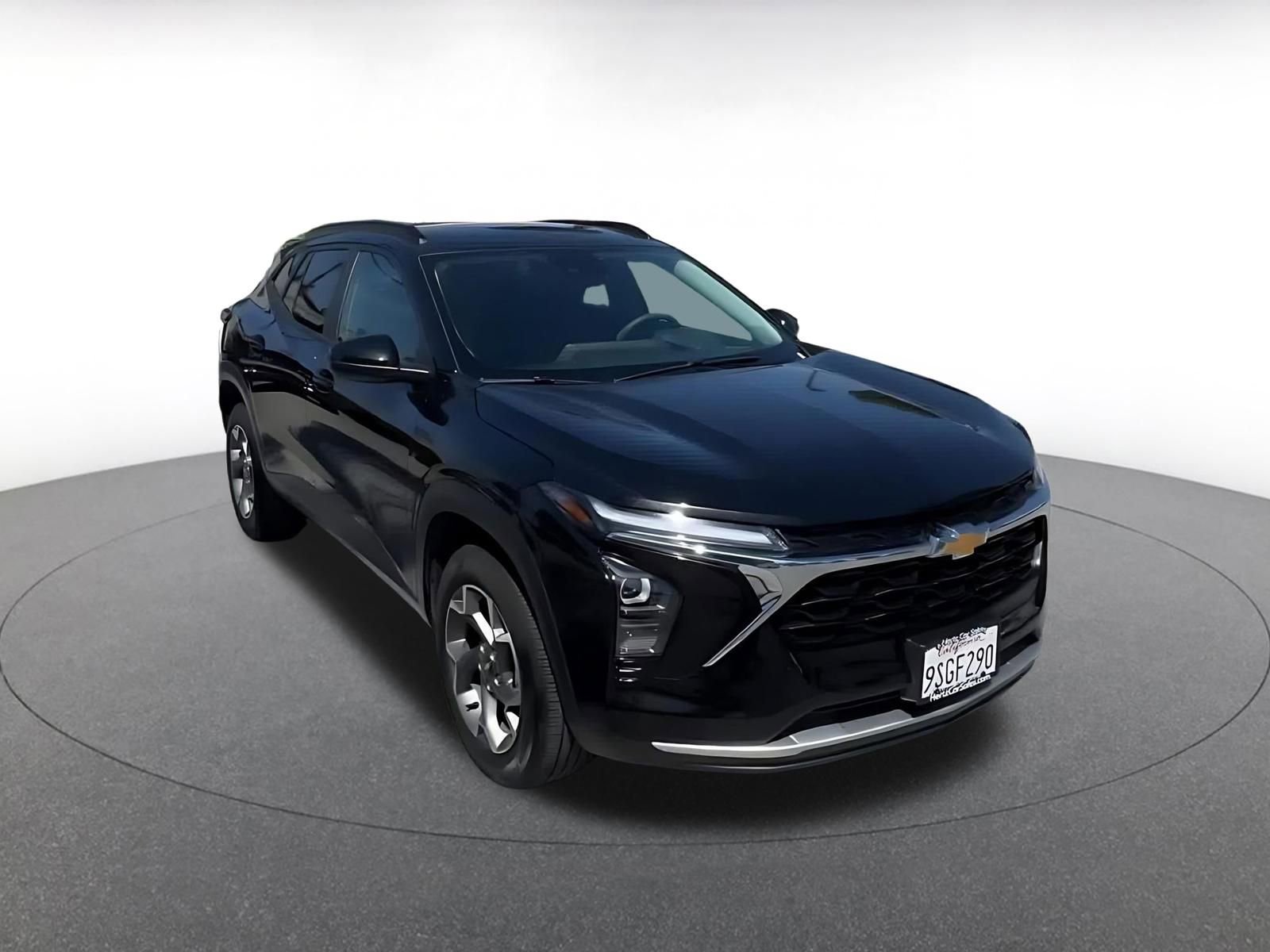 Used 2025 Chevrolet Trax LT FWD image 3