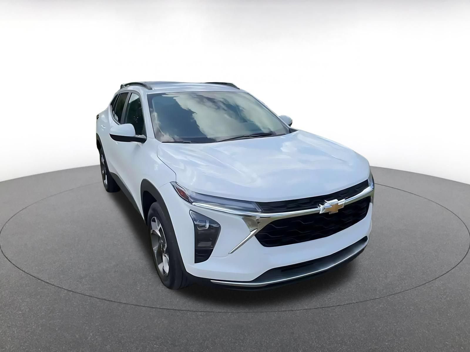 Used 2025 Chevrolet Trax LT FWD image 3