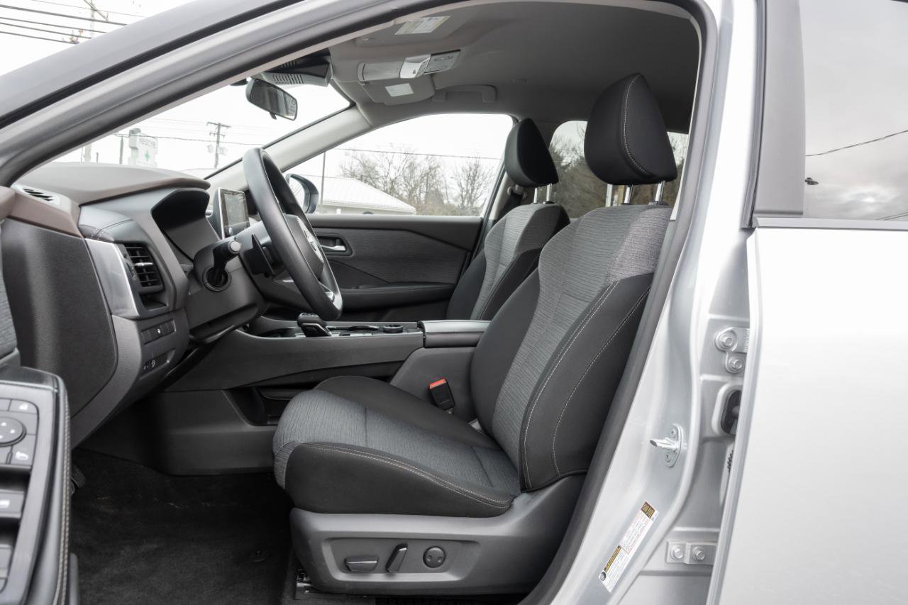 Used 2023 Nissan Rogue SV image 14