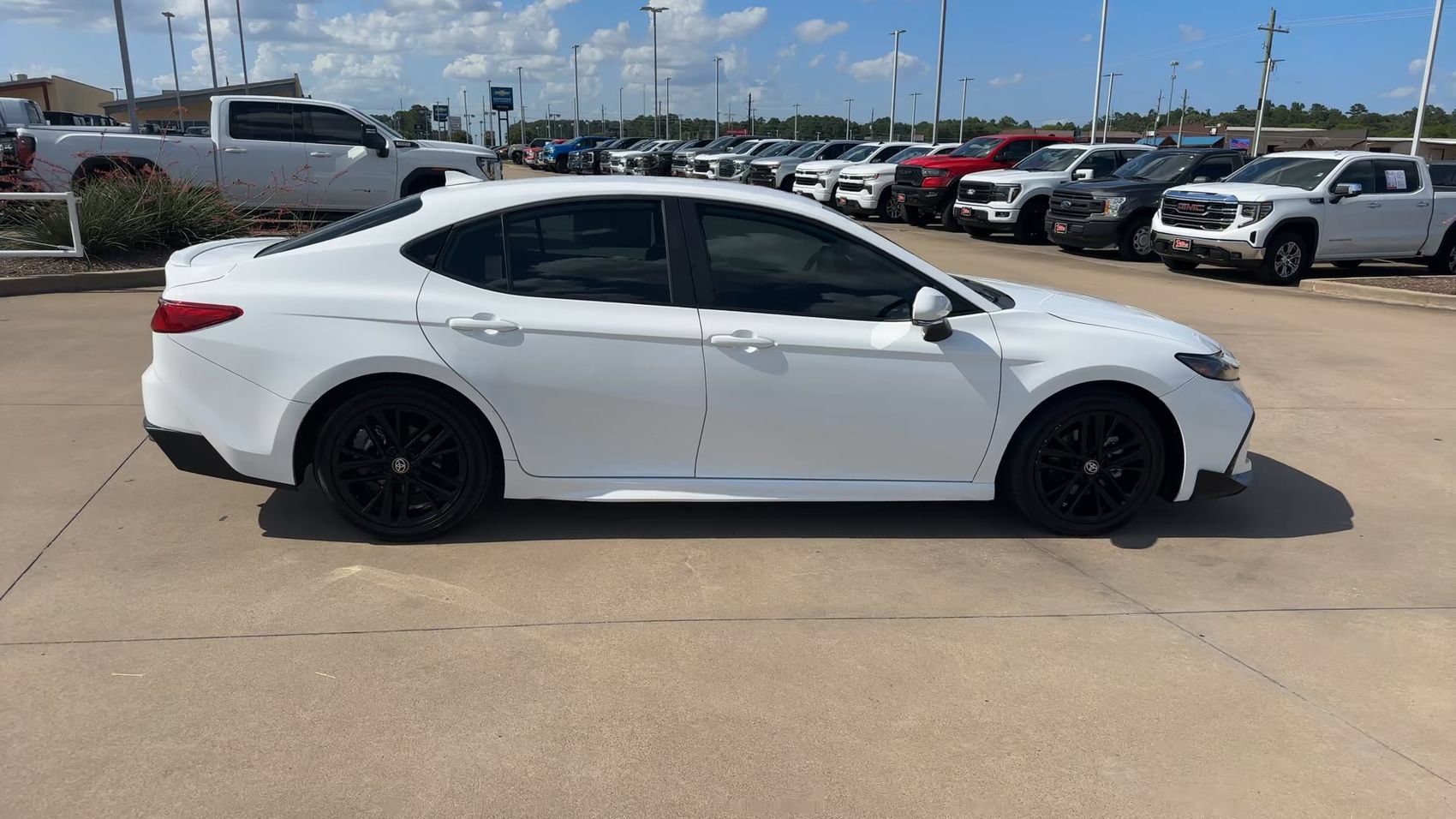 Used 2025 Toyota Camry SE FWD image 9