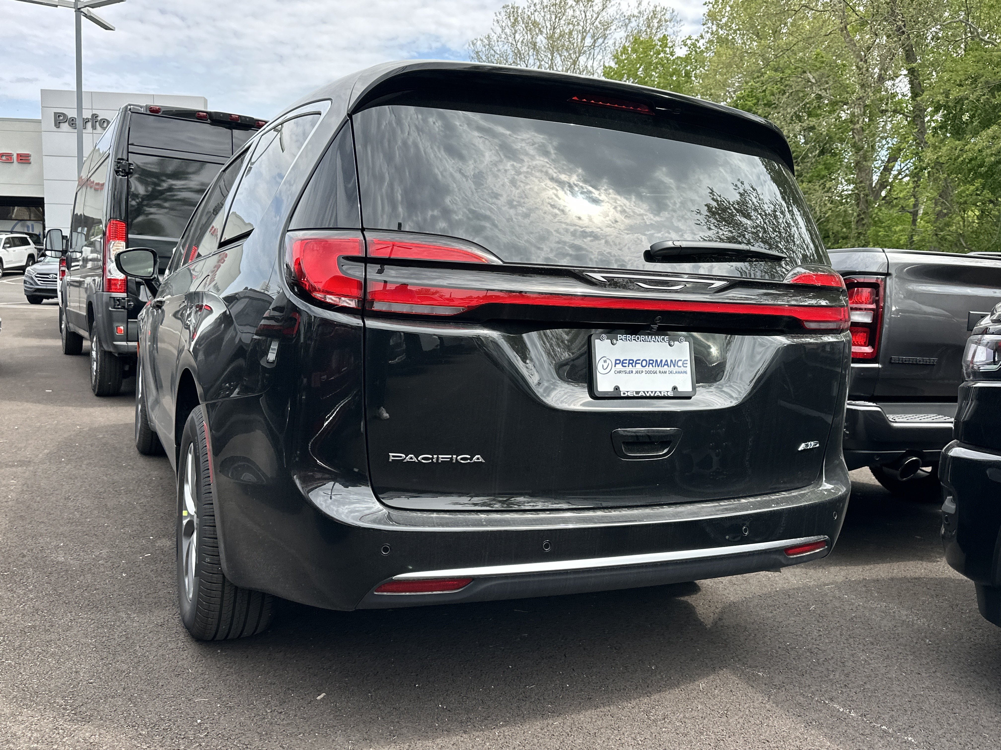 New 2027 Chrysler Pacifica Select AWD/4WD image 17