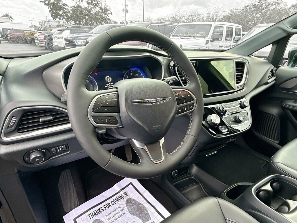 Used 2026 Chrysler Pacifica Select image 12