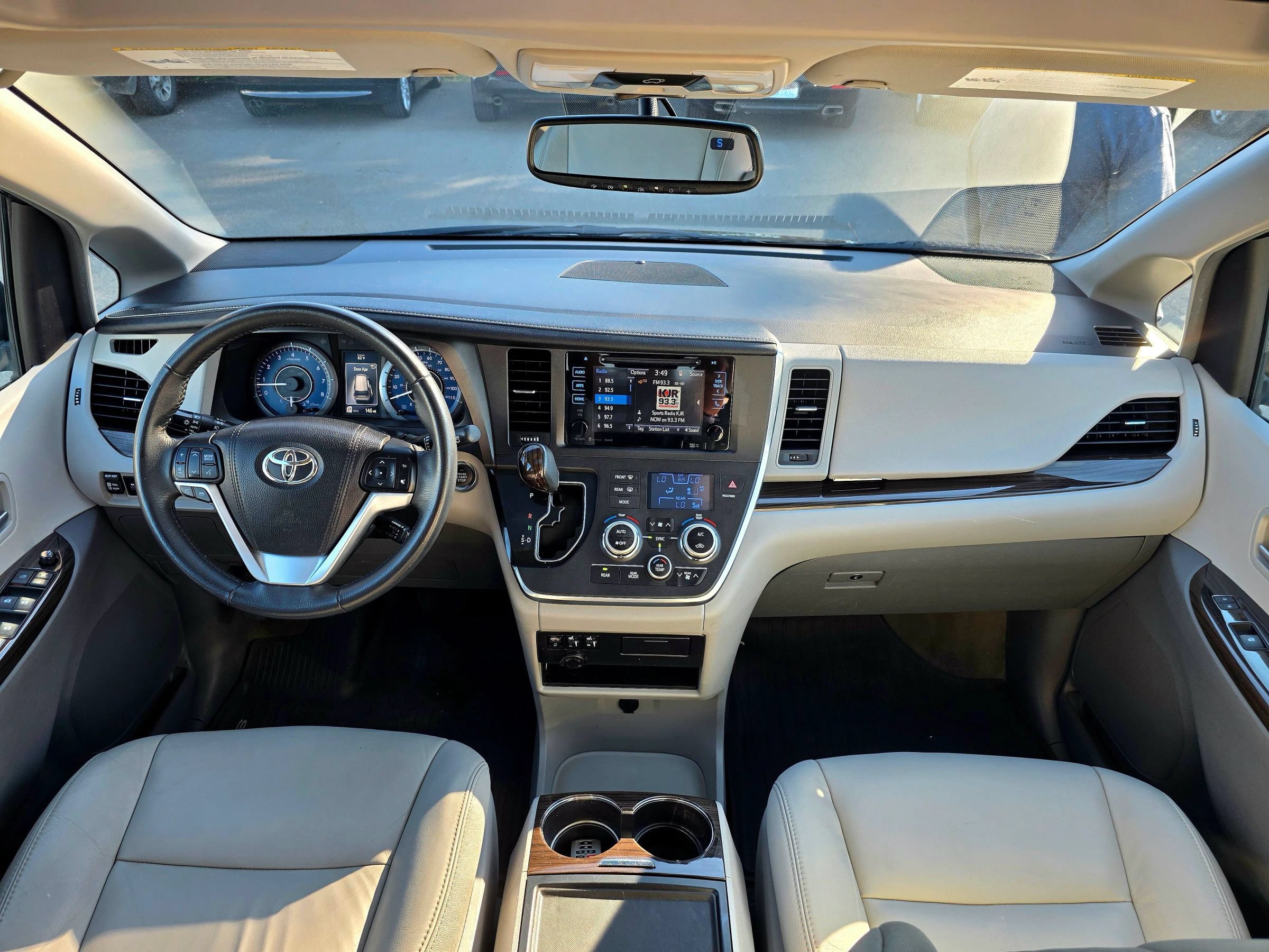 Used 2017 Toyota Sienna XLE w/ XLE Navigation Package FWD image 19