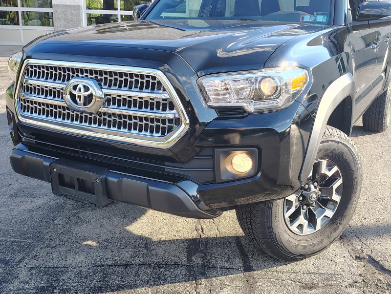 Used 2017 Toyota Tacoma TRD Off-Road w/ Tow Package (A/T) AWD/4WD image 2