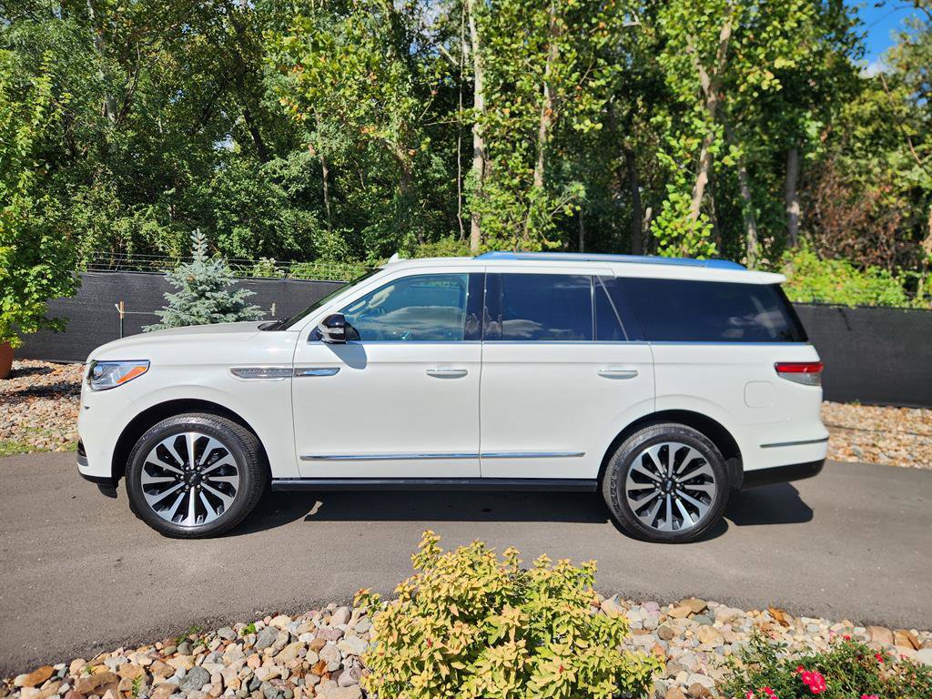 Used 2022 Lincoln Navigator Reserve image 2
