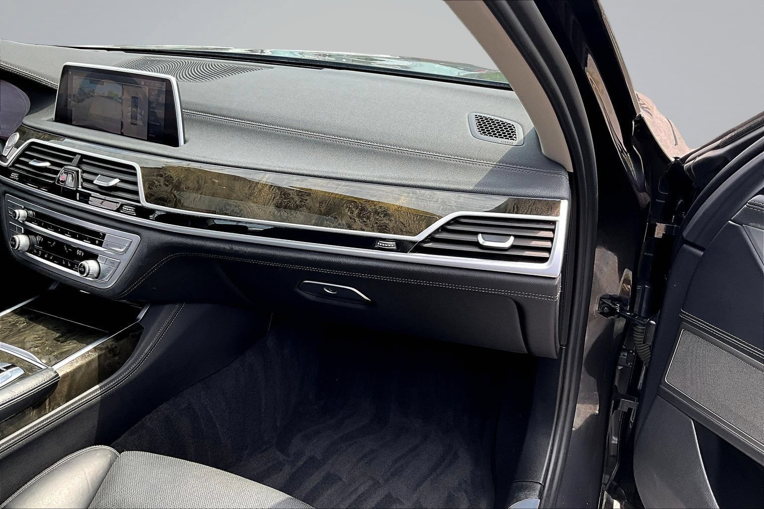 Used 2022 BMW 740i RWD image 23