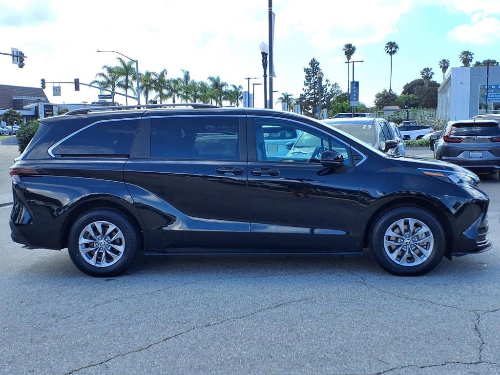 Used 2025 Toyota Sienna LE image 6