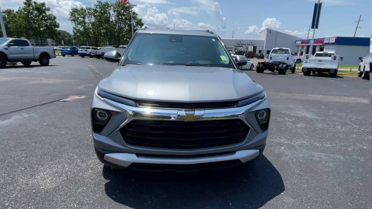 Used 2024 Chevrolet TrailBlazer LT w/ Convenience Package FWD image 3