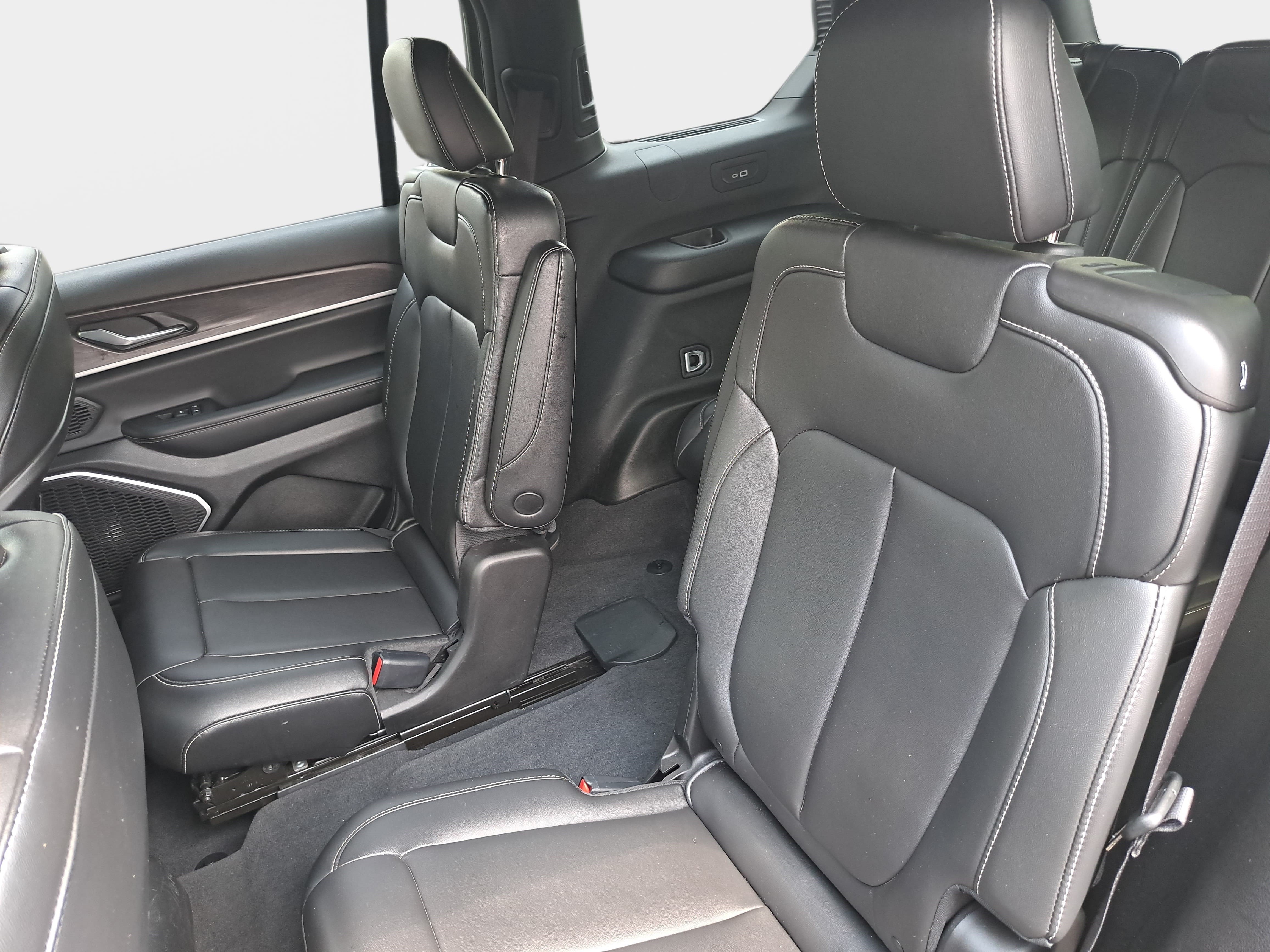 Used 2025 Jeep Grand Cherokee L Limited w/ Black Appearance Package AWD/4WD image 16