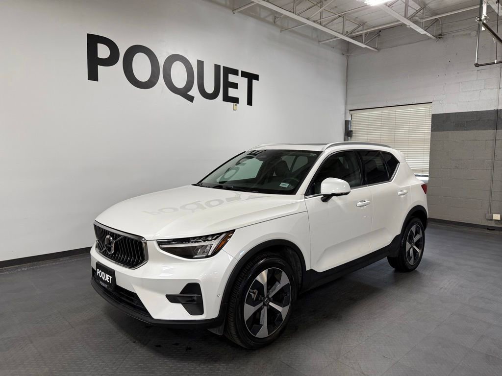Used 2024 Volvo XC40 B5 Plus AWD/4WD image 2