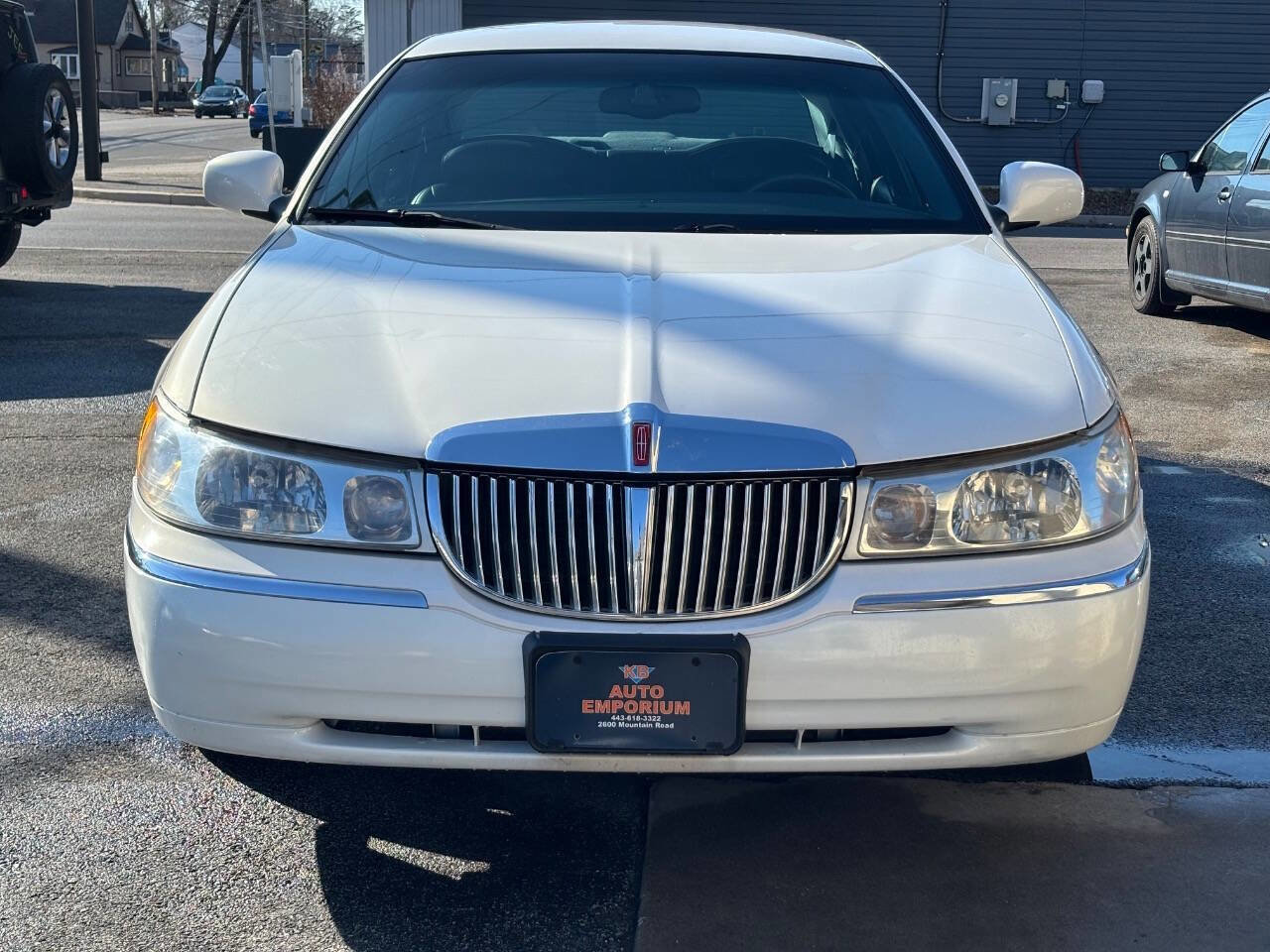 Used 2000 Lincoln Town Car Signature image 7