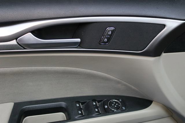 Used 2018 Ford Fusion SE FWD image 16