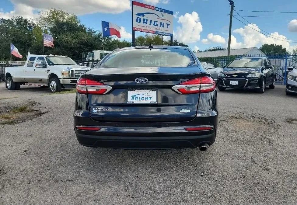 Used 2019 Ford Fusion SE image 4