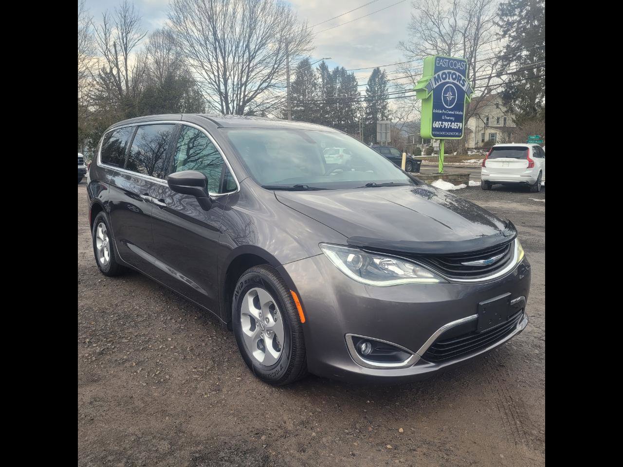 Used 2017 Chrysler Pacifica Touring Plus image 2
