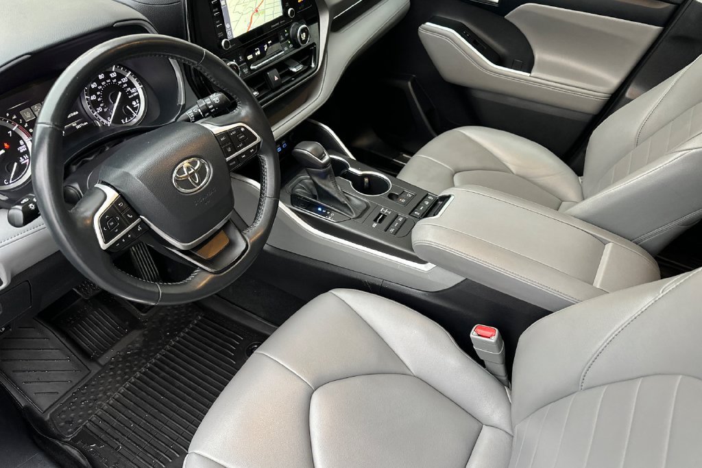 Used 2022 Toyota Highlander XLE AWD/4WD image 12