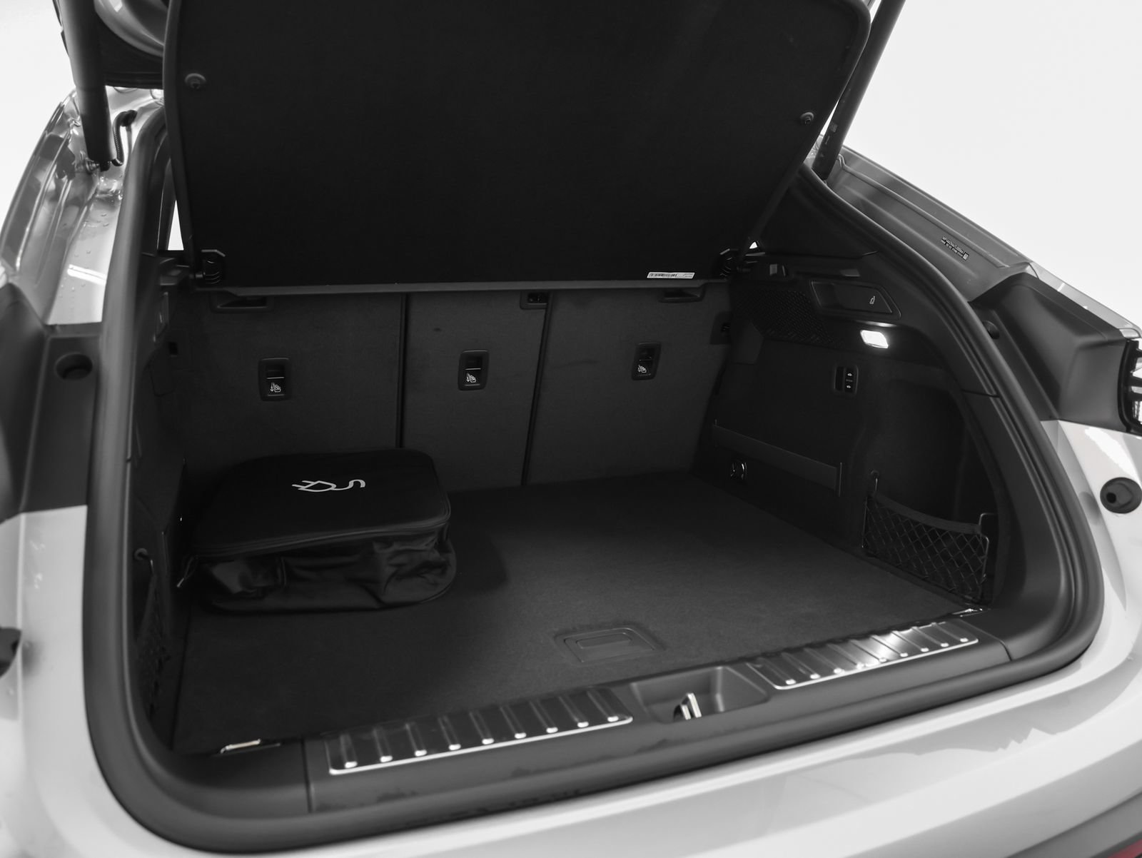 New 2026 Porsche Macan 4 Electric AWD/4WD image 18