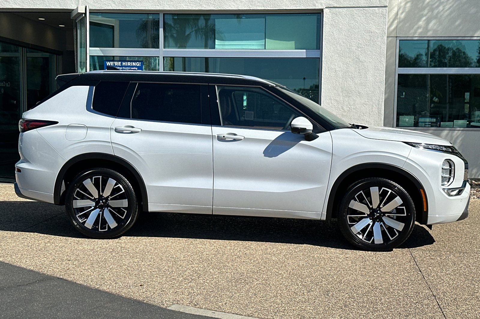 New 2025 Mitsubishi Outlander SEL image 3