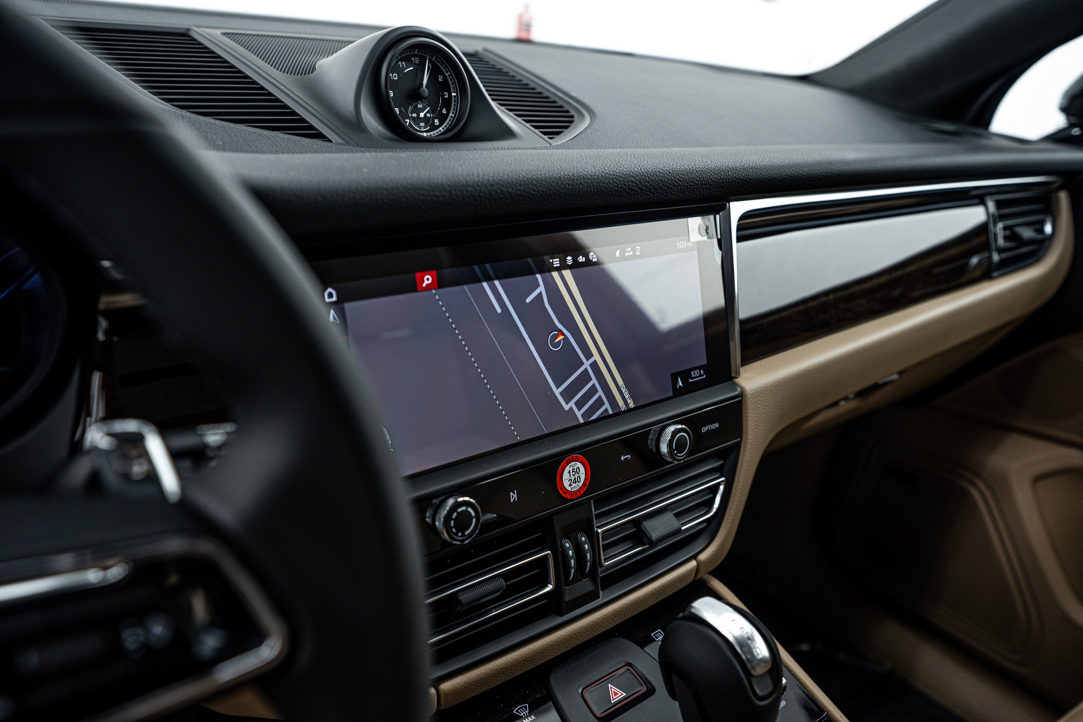 Certified 2025 Porsche Macan image 16