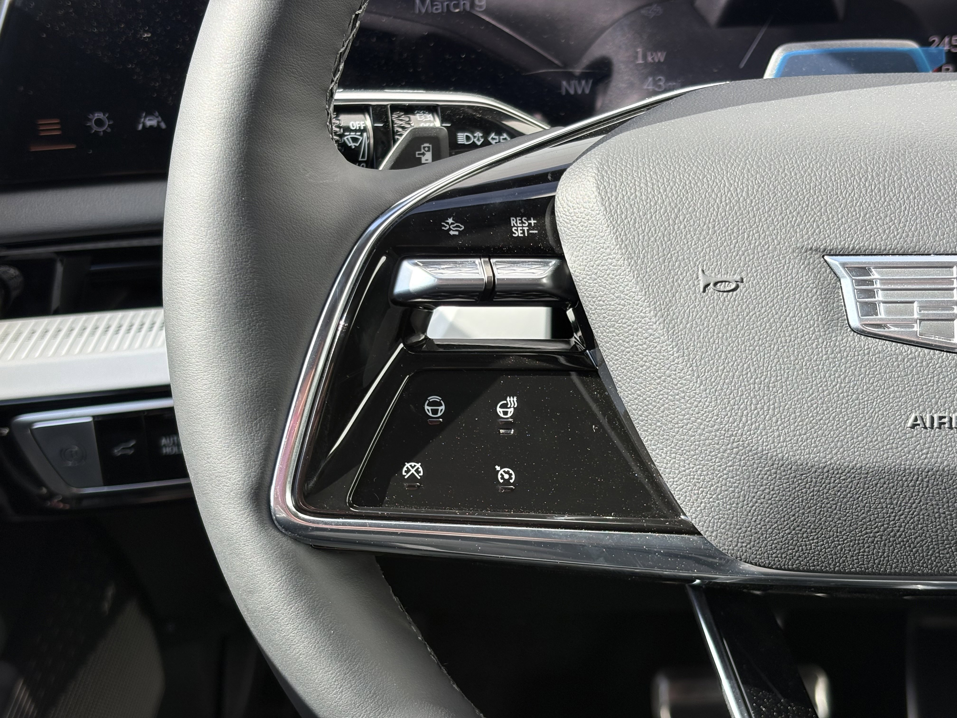 New 2025 Cadillac Optiq Luxury 1 image 17