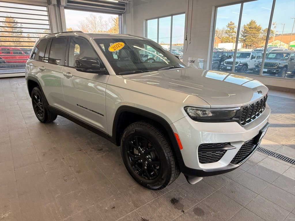 Used 2025 Jeep Grand Cherokee Altitude
