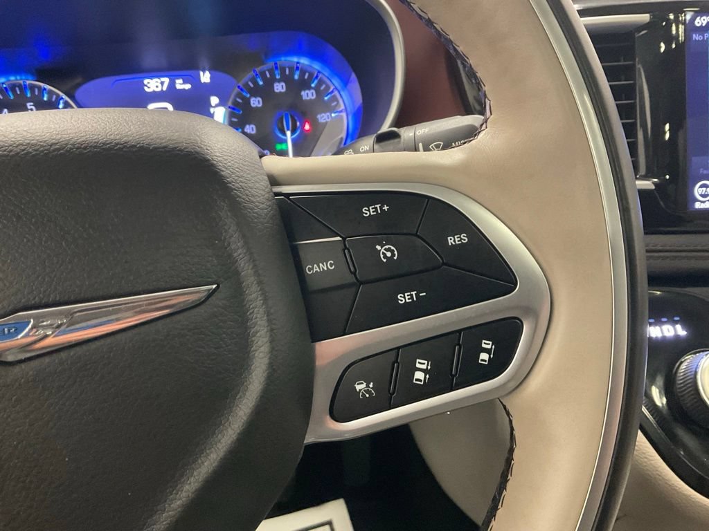 Used 2018 Chrysler Pacifica Limited w/ Advanced Safetytec Group FWD image 16