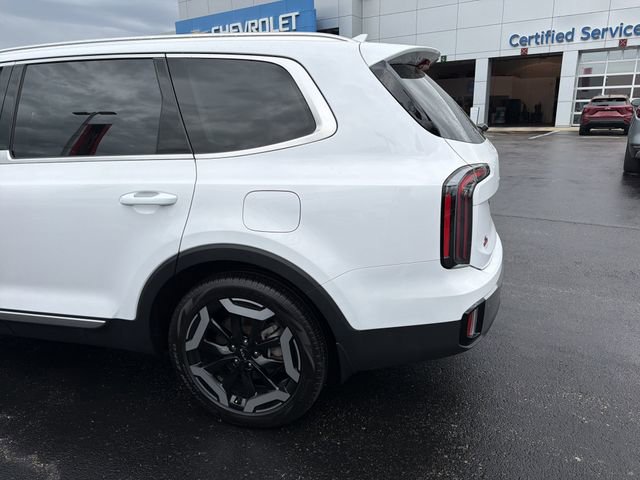 Used 2024 Kia Telluride EX w/ EX Captain's Chair Package image 7