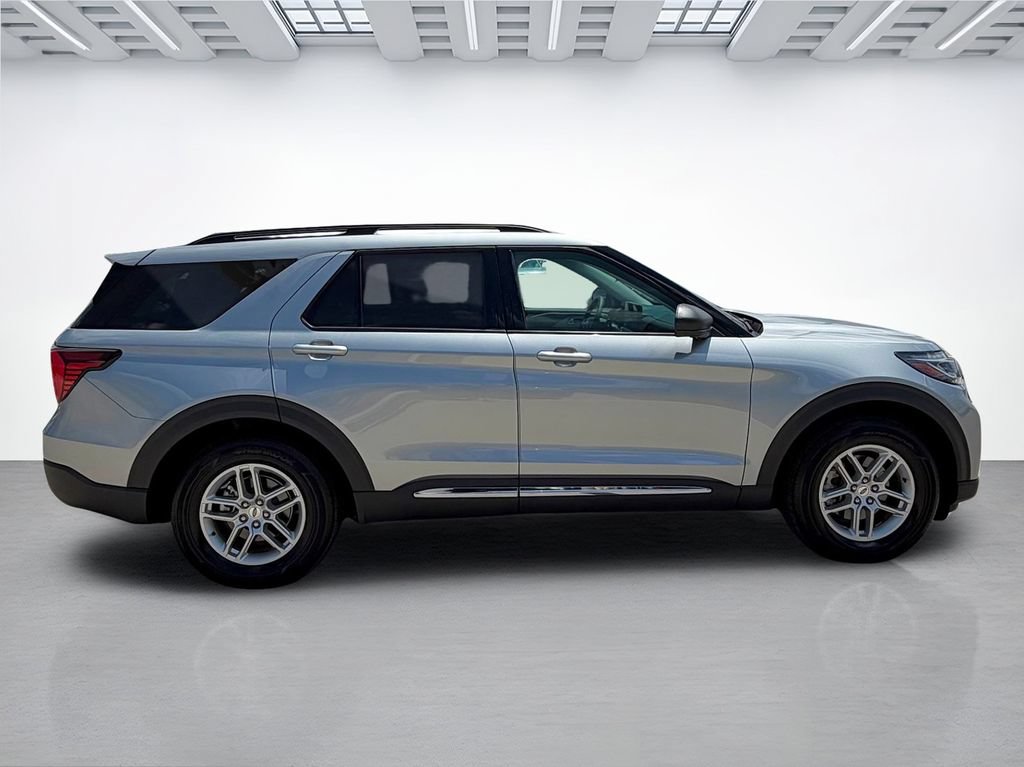 Used 2025 Ford Explorer Active w/ Active Comfort Package RWD image 2